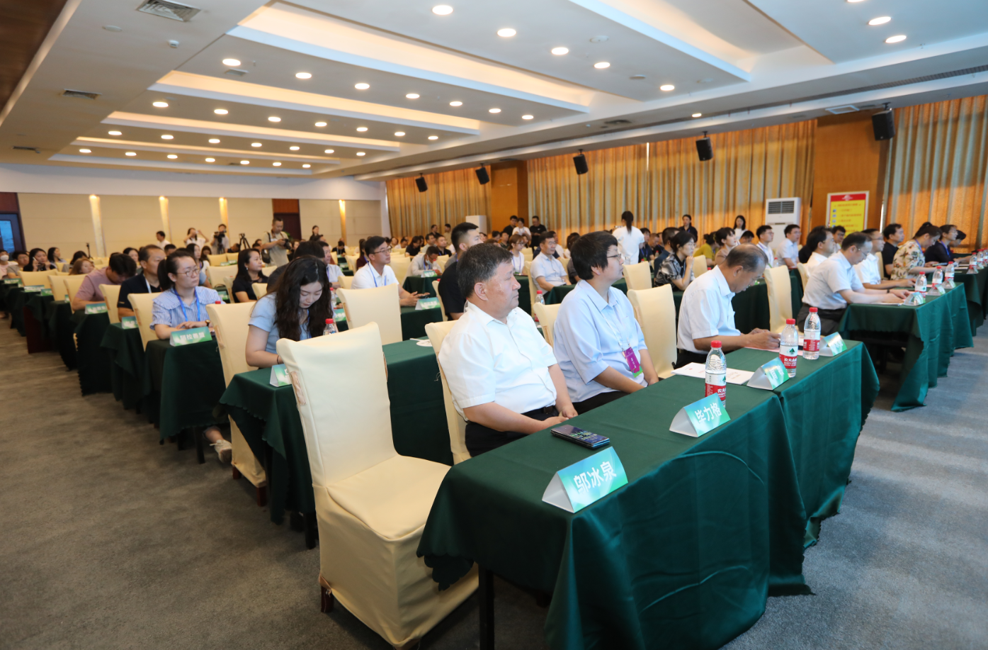 2023第八屆內蒙古農畜產(chǎn)品包裝設計競賽成果發(fā)布會(huì )在國際會(huì )展中心召開(kāi)